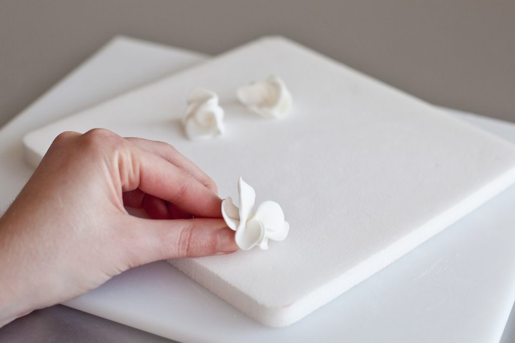 petal ruffle cake tutorial
